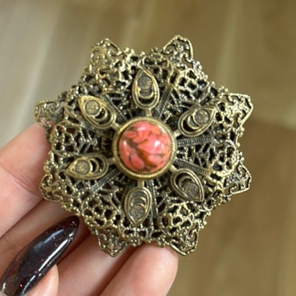 Vintage gold and coral stone brooch - Picture 1 of 7